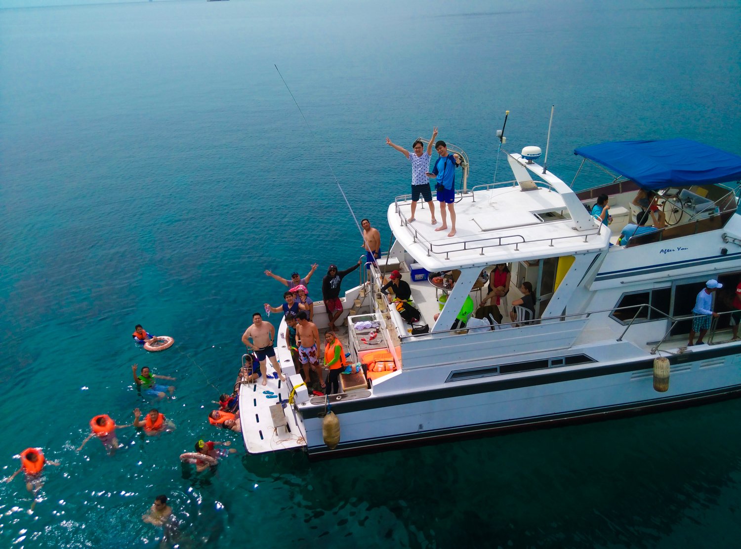 ドローン空撮 青い海とボート