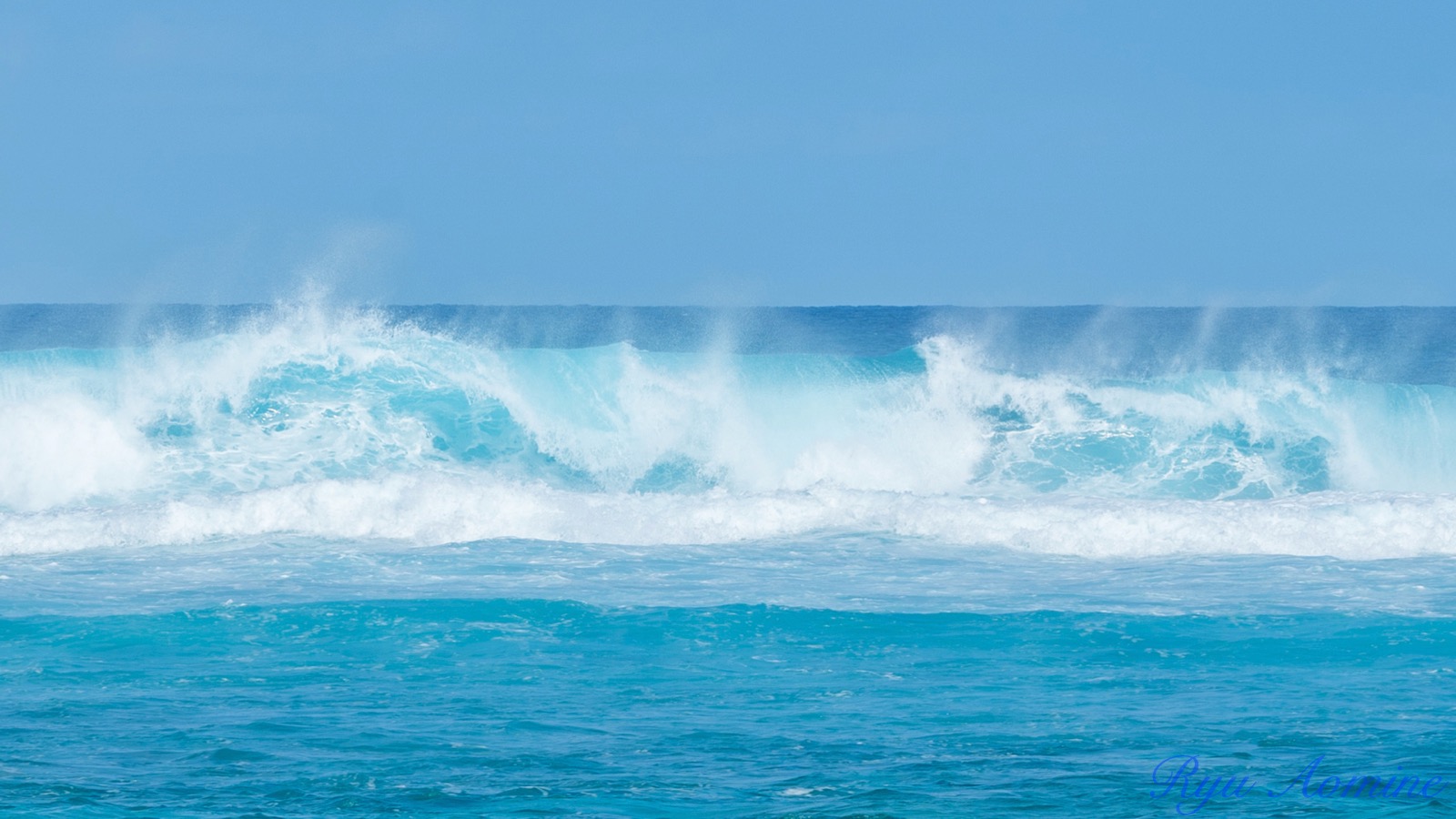 砕ける波 — 龍のかたちに立ち上がる青の海