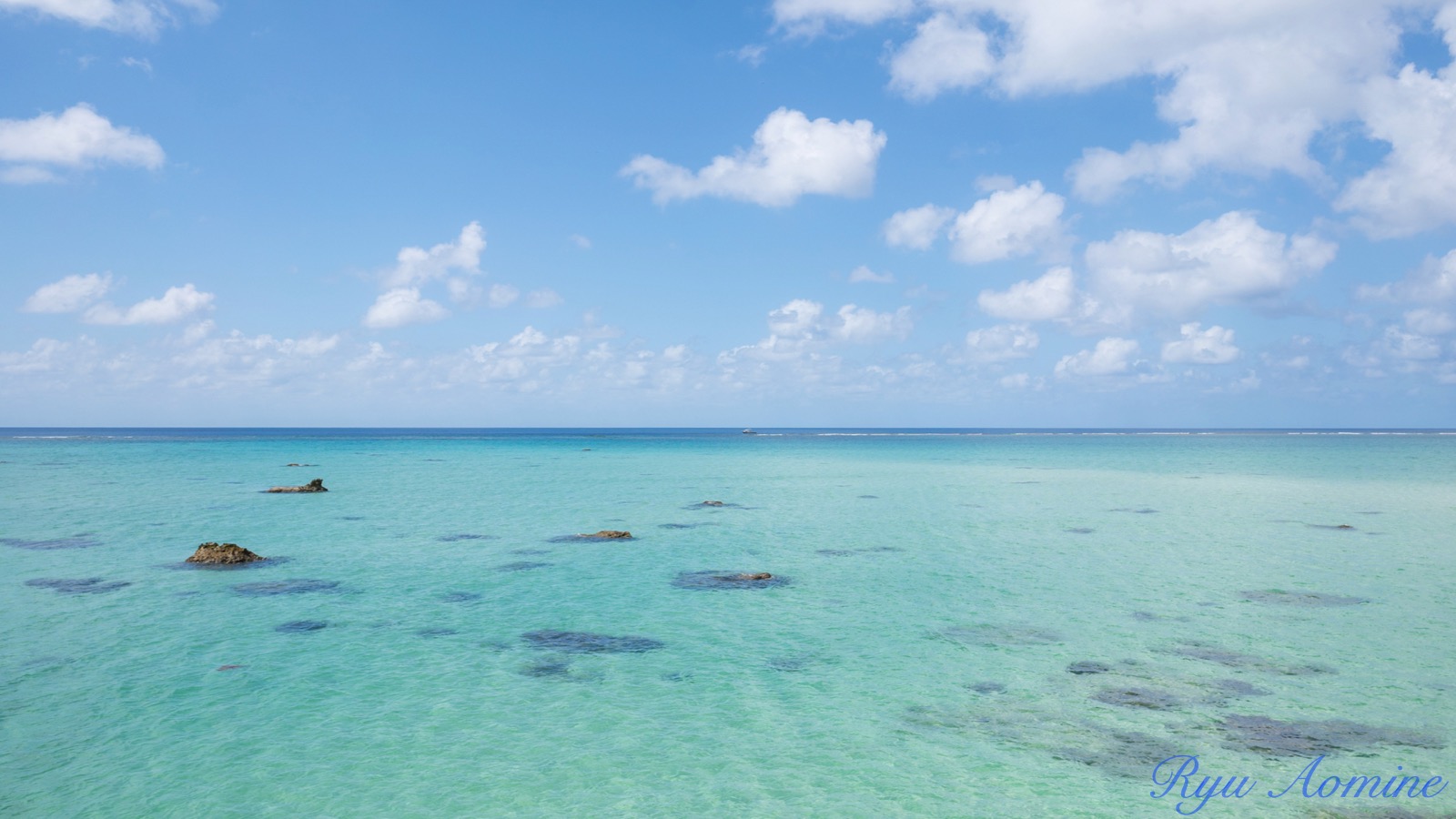 エメラルドグリーンの海