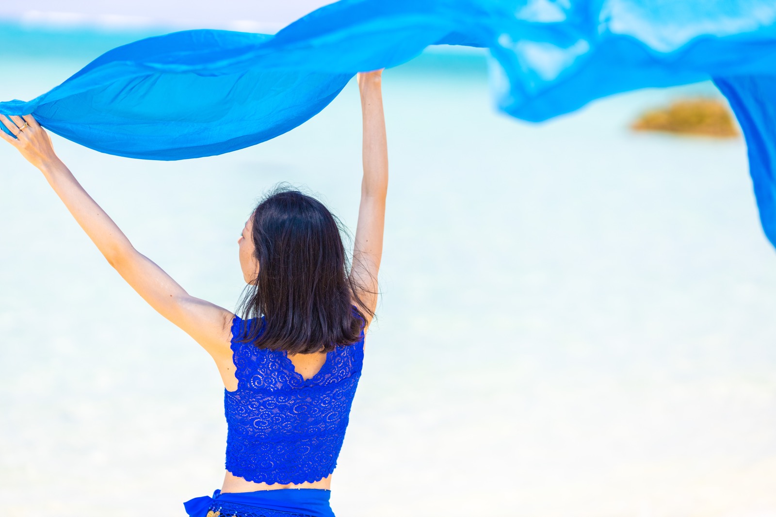 青い布を持つ女性