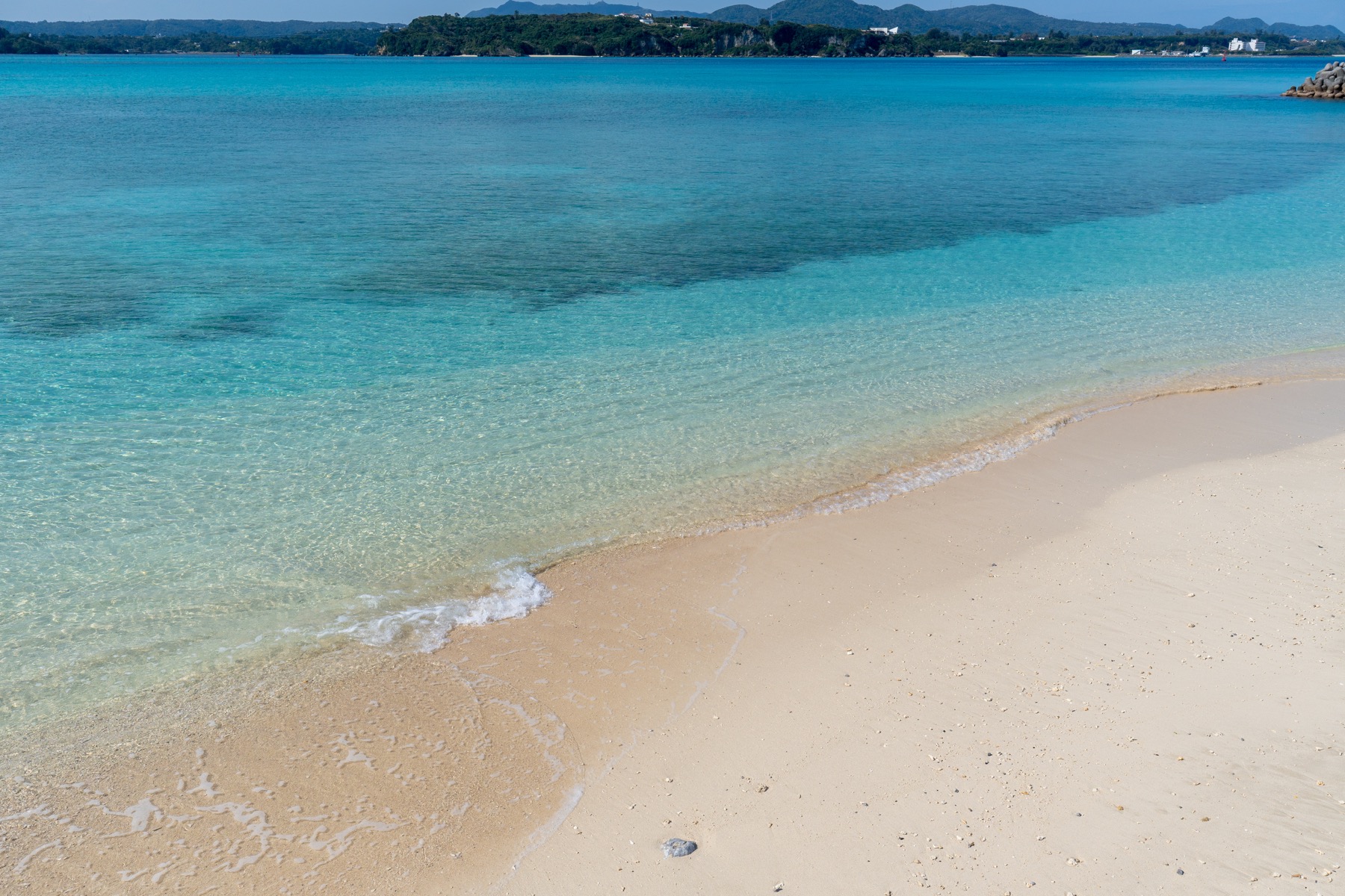 沖縄の白砂と青い波