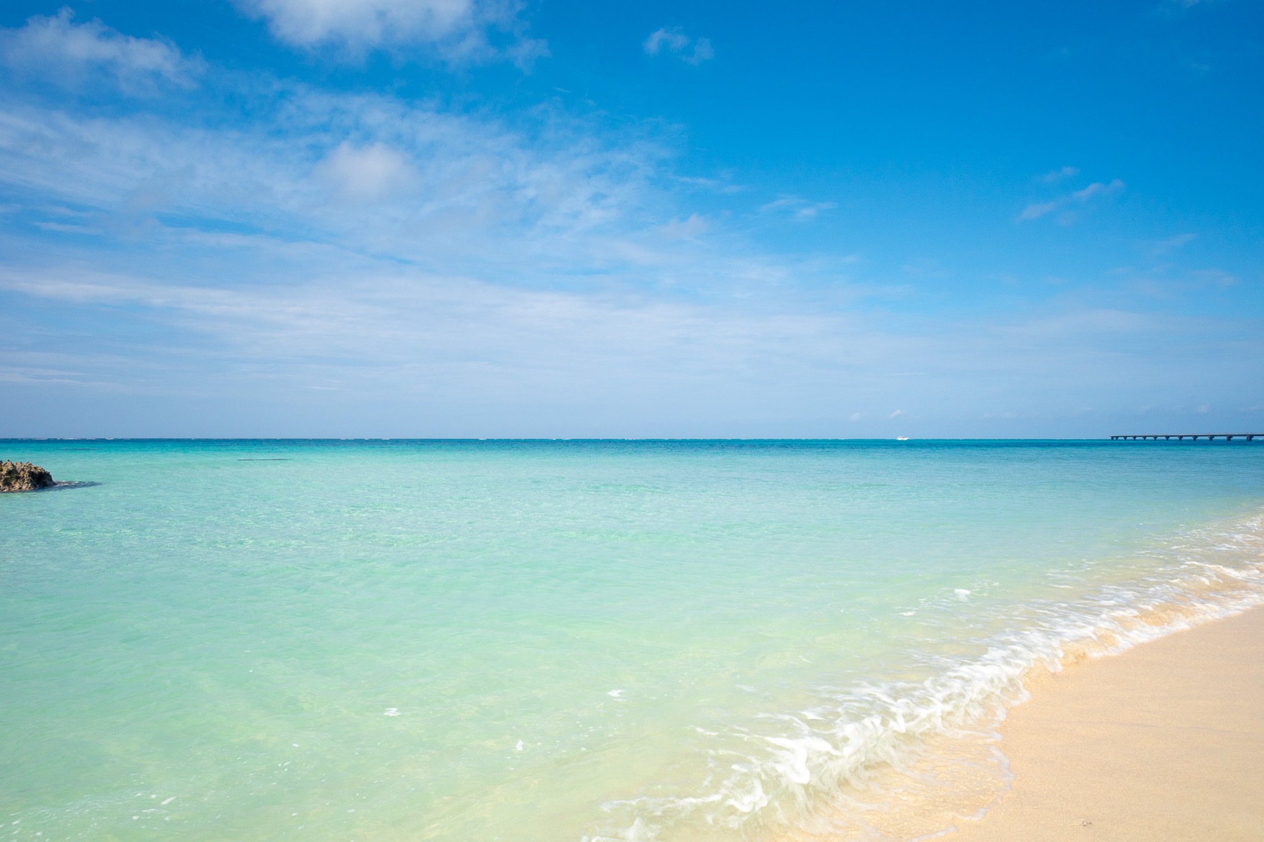 沖縄の波打ち際