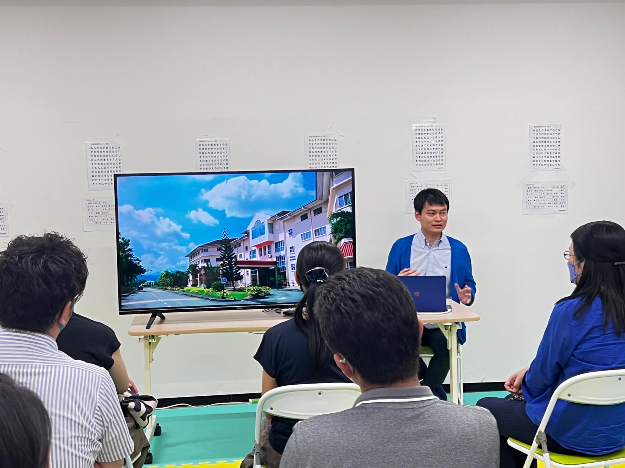 講演中の青峰隆