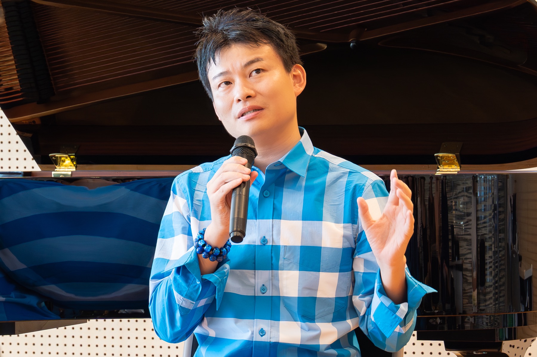 青講演 — マイクを持って話す青峰隆